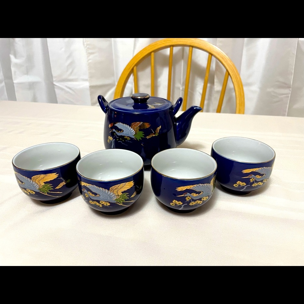 Asian style tea set. Tea pot and 4 tea cups. Bird design